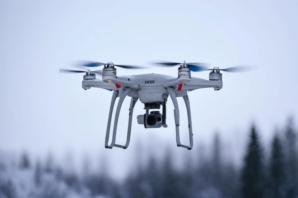 В Новосибирской области МЧС с помощью беспилотников мониторит скопление снега на крышах