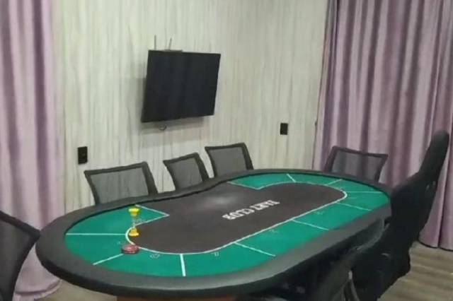 Облава силовиков на новосибирское казино попала на видео