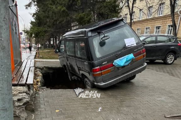 Минивен провалился в асфальт на Красном проспекте Новосибирска