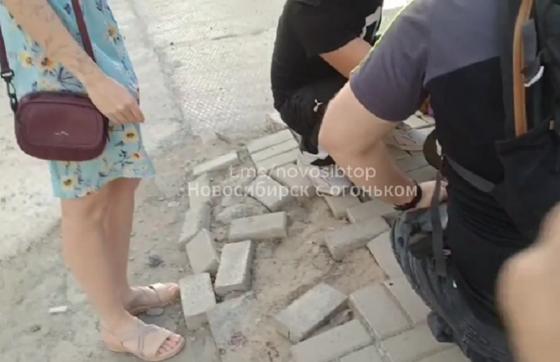 В Новосибирске женщина разбила голову