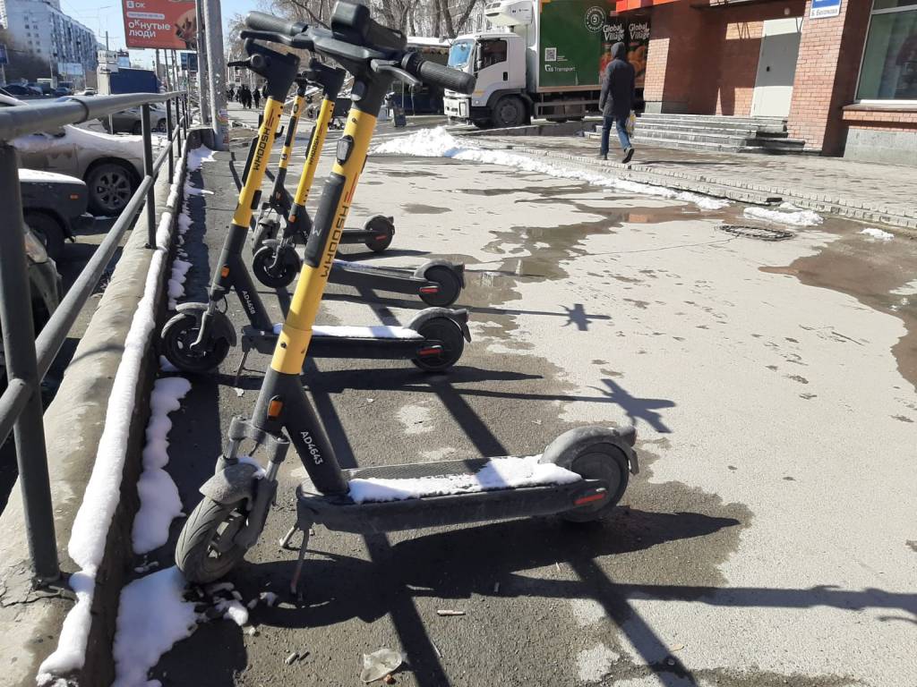 В Новосибирске подросток на электросамокате сбил 4-летнюю девочку