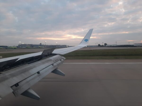 В Новосибирске самолет авиакомпании «Алроса» задел топливозаправщик во время руления