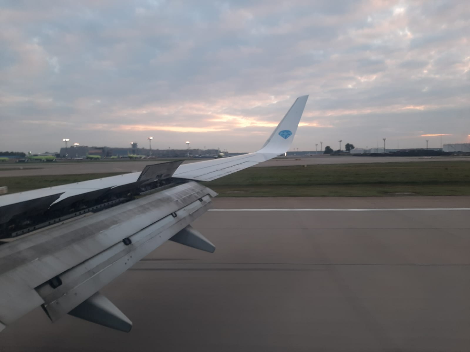 В Новосибирске самолет авиакомпании «Алроса» задел топливозаправщик во время руления