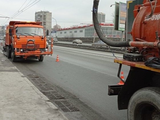 С улиц Новосибирска за сутки вывезли больше 300 тонн грязи и мусора
