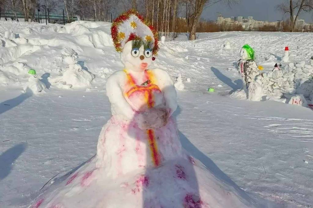 В Новосибирске вандалы сломали скульптуры фестиваля снежных баб