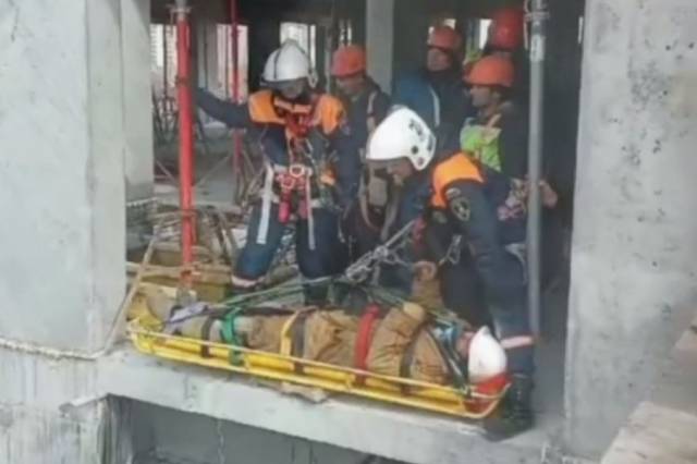 Упавшего с высоты рабочего эвакуировали со стройки в Новосибирске
