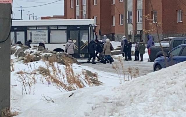 В Новосибирской области горожане выталкивали застрявший в снегу пассажирский автобус