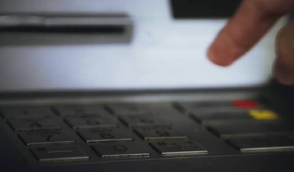 Пенсионерка из Новосибирска набрала кредитов и продала квартиру по указке телефонных мошенников