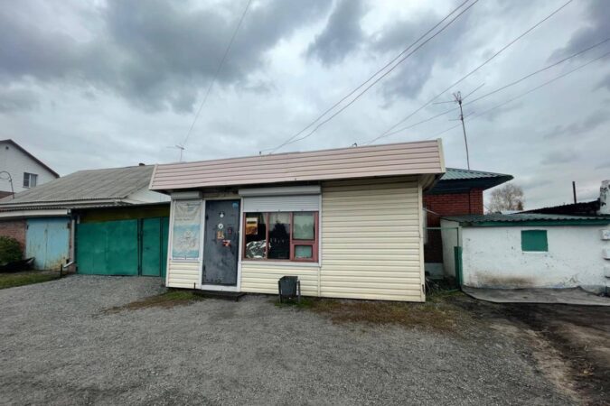 В Новосибирске демонтировали павильон с паленой водкой