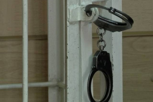 Залез в окно: в Новосибирске мужчину будут судить за жестокое убийство приятеля