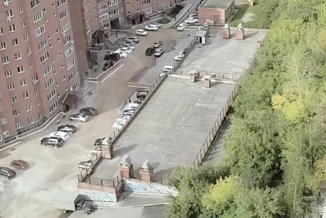На улице Лескова в Новосибирске двор залило кипятком