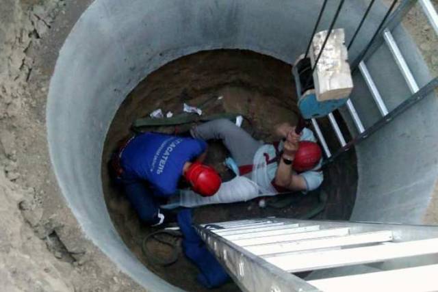 Под Новосибирском мужчину с переломом достали из люка при помощи автокрана