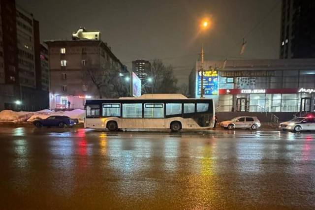 В Новосибирске 14-летняя школьница попала в больницу после падения в автобусе