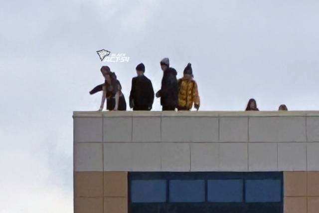 В Новосибирске на крыше долгостроя «Подсолнух» играют дети