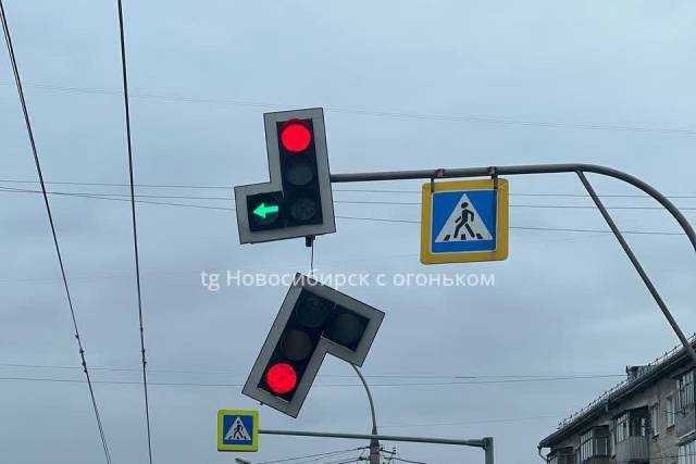 В Новосибирске светофор повис на проводе и вот-вот упадет