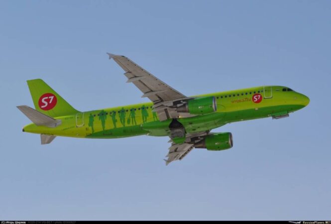 Самолет S7 Airlines из Новосибирска совершил вынужденную посадку в Барнауле из-за больного пассажира
