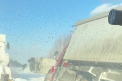 Ураган опрокинул фуру в кювет под Новосибирском