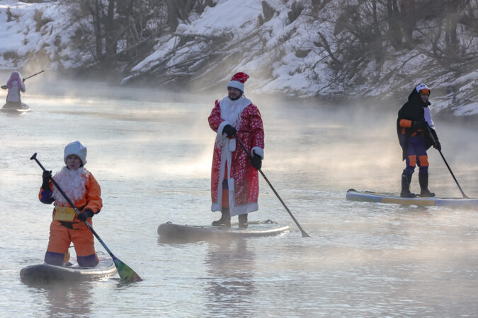 Карнавальный заплыв на сапах прошёл 6 января в Новосибирске