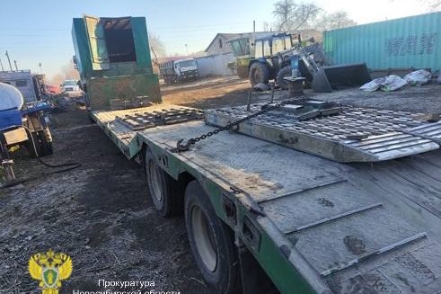 В Новосибирске водитель тягача погиб под колесами трактора