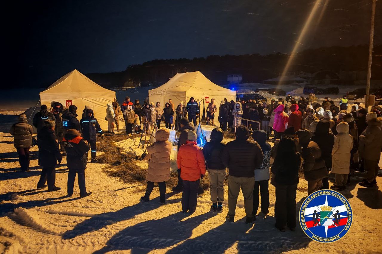 Новосибирцы выстроились в очередь к крещенским купелям ночью 19 января