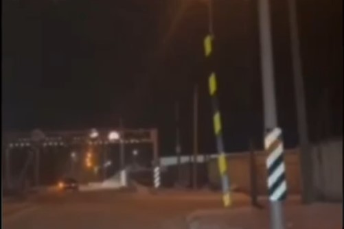 В Новосибирске в Хилокском микрорайоне опять сломали ограничитель для фур