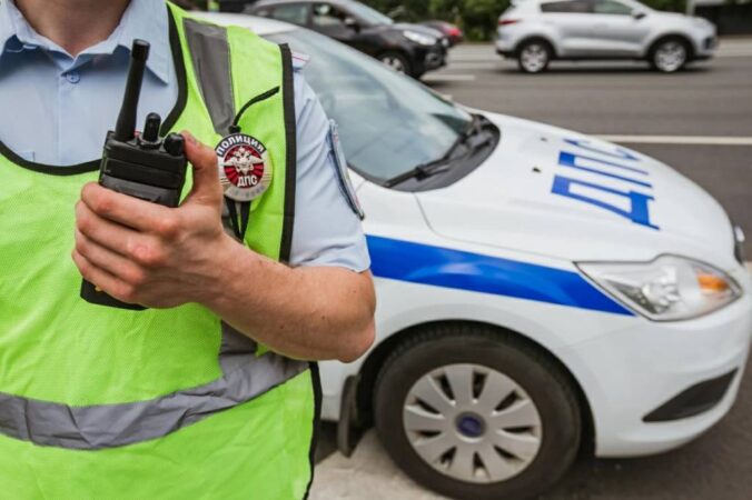 Новосибирских гаишников пожурили за тонированное авто без госномеров