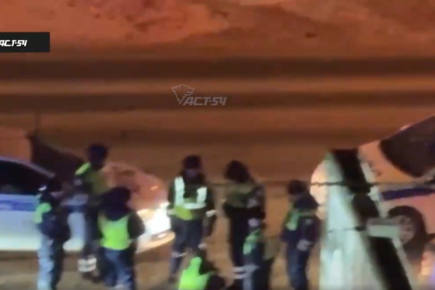 Новосибирский лихач врезался в забор во время побега от ГИБДД