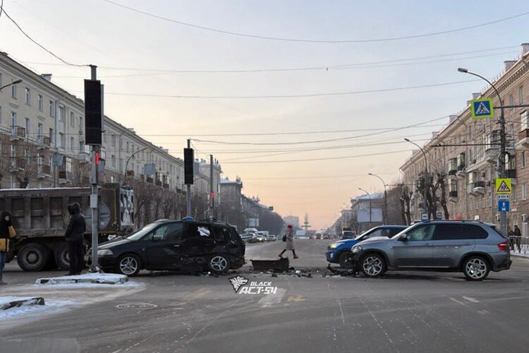 Тройное ДТП с самосвалом произошло на левобережье Новосибирска