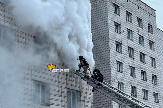 В Новосибирске на Сибиряков-Гвардейцев горит общежитие
