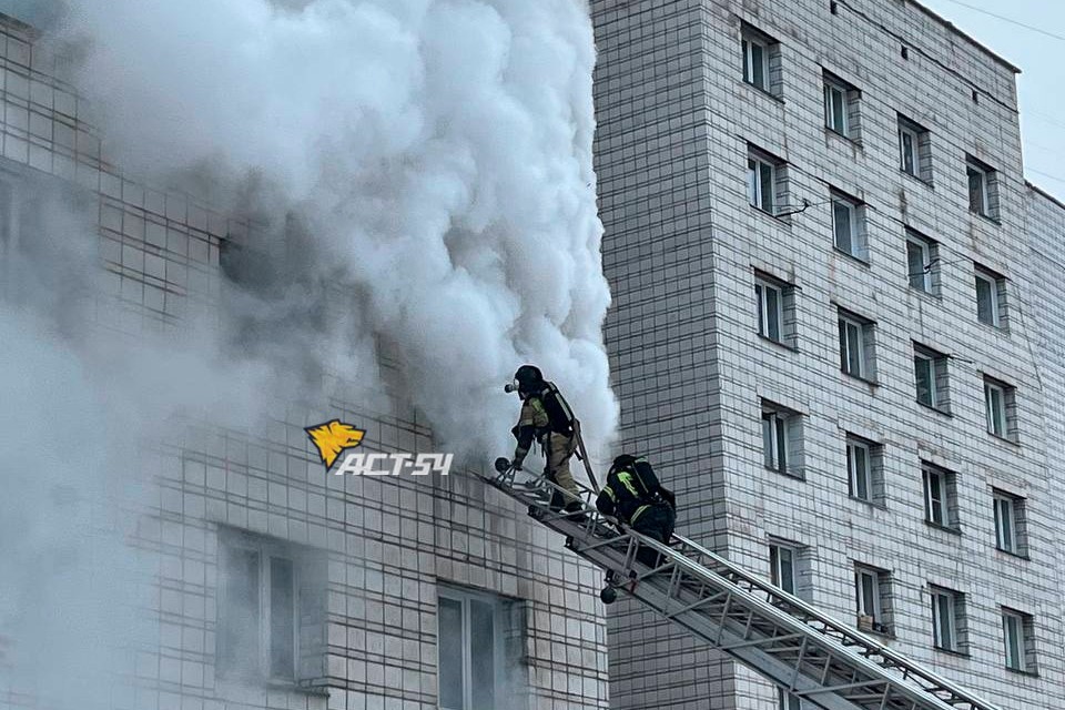 В Новосибирске на Сибиряков-Гвардейцев горит общежитие