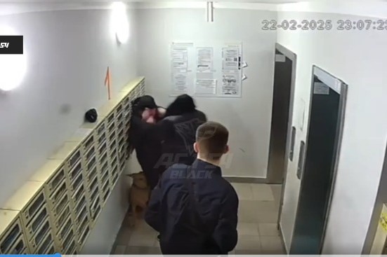 В Новосибирске двое неизвестных избили мужчину в подъезде