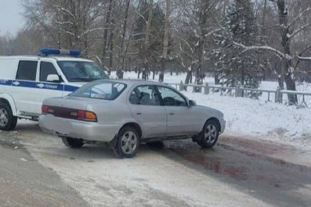 В Новосибирске женщина-водитель на «тойоте» протаранила полицейский УАЗ