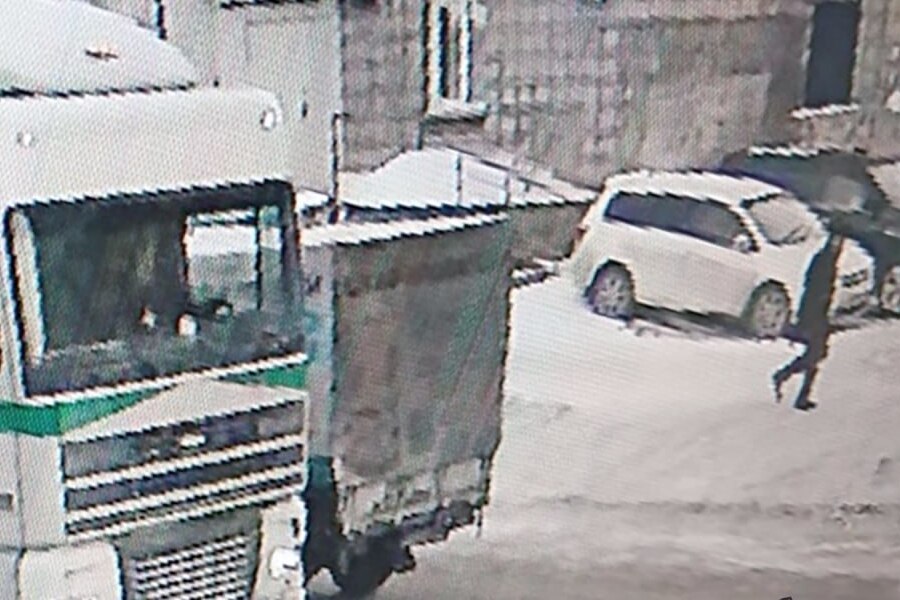 Тягач протащил припаркованный автомобиль и покинул место ДТП в Новосибирске