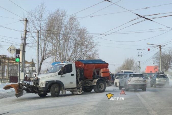 В Новосибирске снегоуборочная машина попала в ДТП и заблокировала улицу