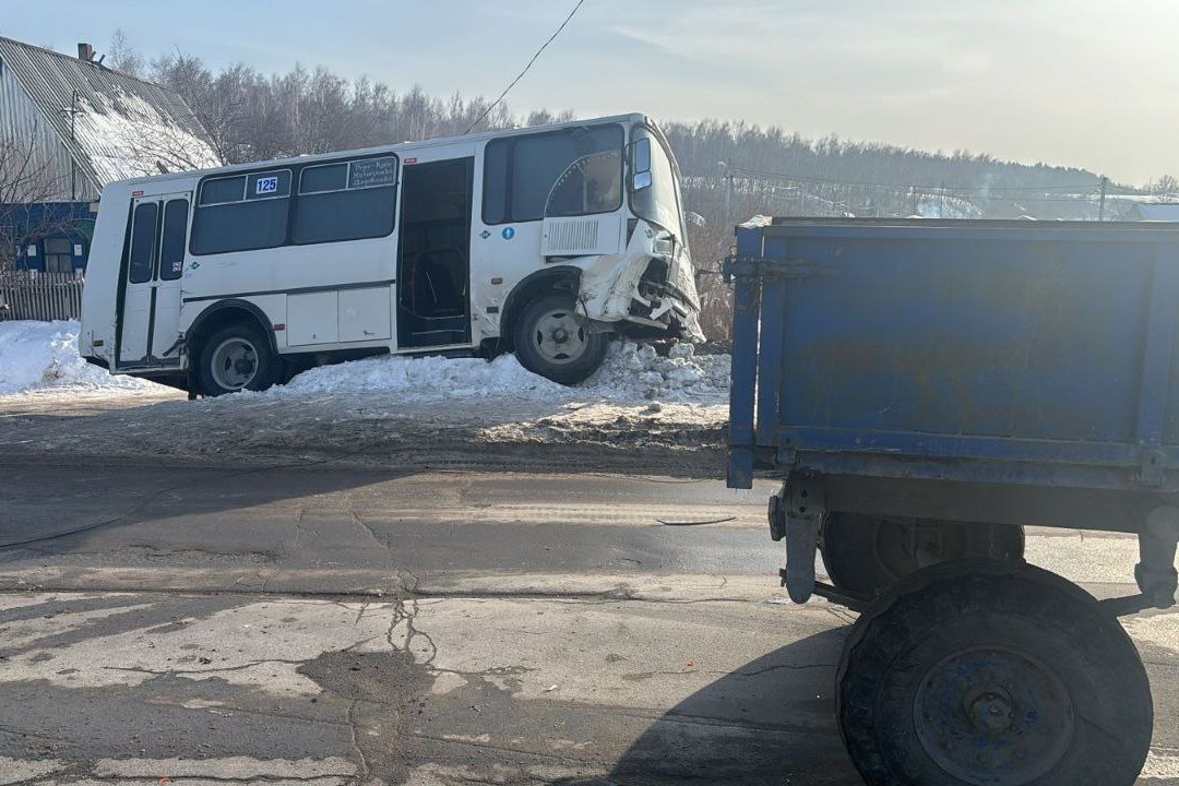 Пассажирский автобус врезался в трактор под Новосибирском