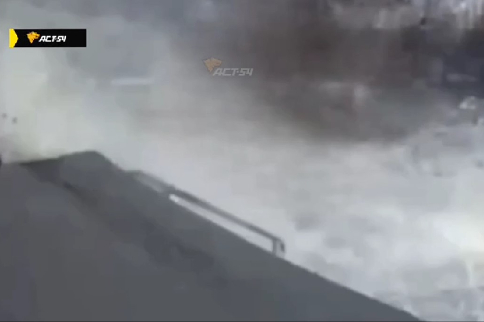 Ураган свалил бетонную перегородку подъезда в Новосибирске