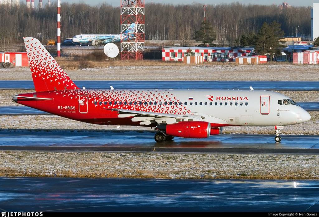 Новосибирский самолет чуть не столкнулся  с неизвестными объектами