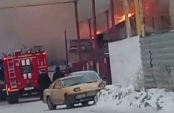 В Новосибирске горит СТО на улице Петухова