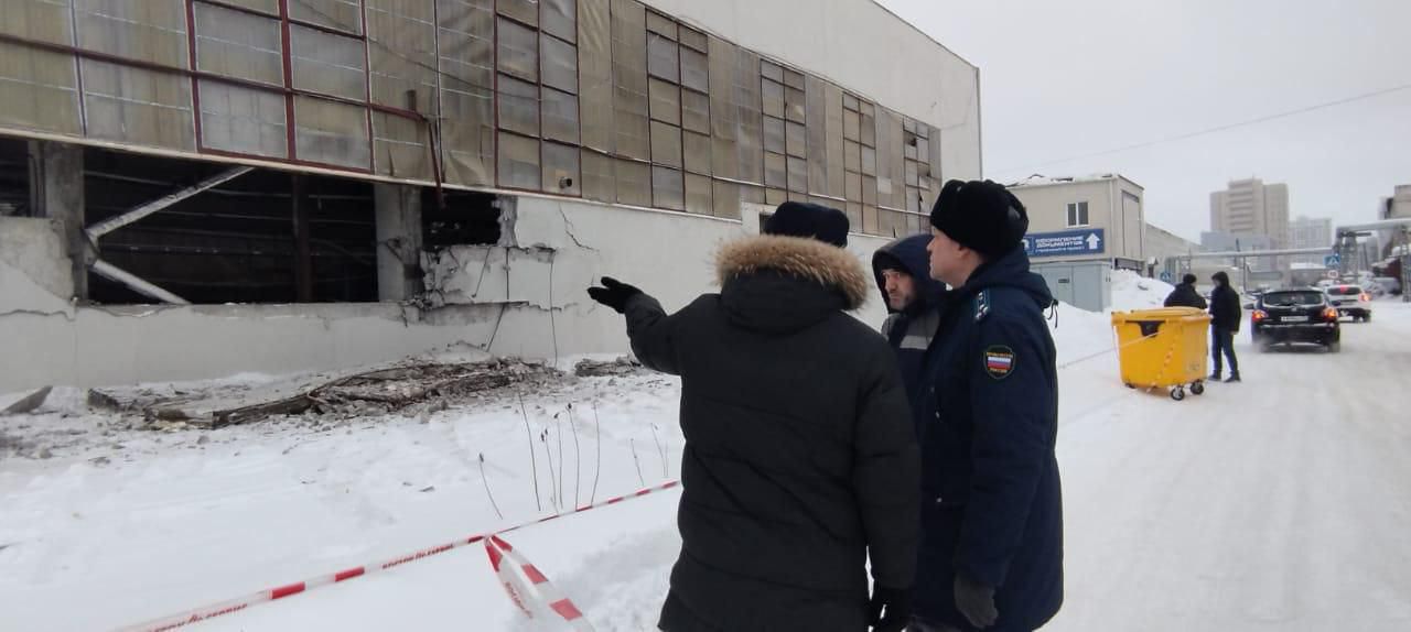 Стены и кровля завода в Новосибирске рухнули из-за взрыва