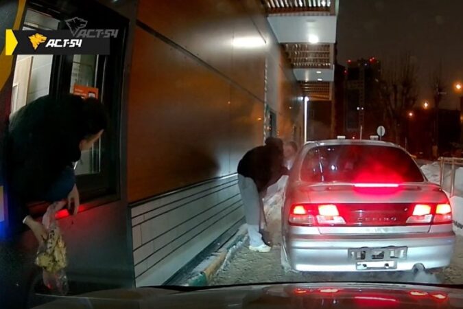 Кража из «Вкусно — и точка» в Новосибирске попала на видео