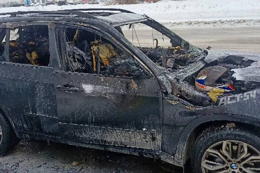BMW X5 сгорел на автобусной остановке в Новосибирске