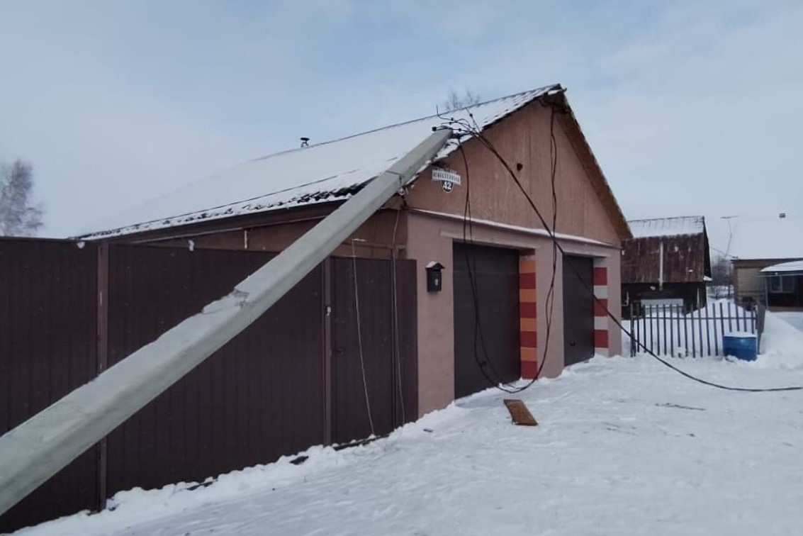 Под Новосибирском грузовик сбил опору ЛЭП и оставил без света жителей поселка