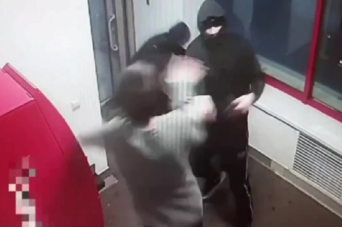 Сибиряки в масках ограбили новосибирца на 500 тысяч в банке