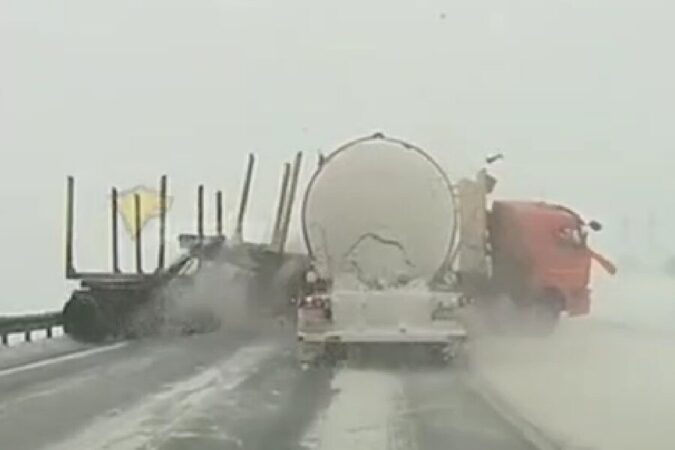 КАМАЗ вылетел на встречку и впечатался в автоцистерну под Новосибирском