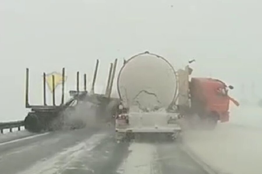 КАМАЗ вылетел на встречку и впечатался в автоцистерну под Новосибирском