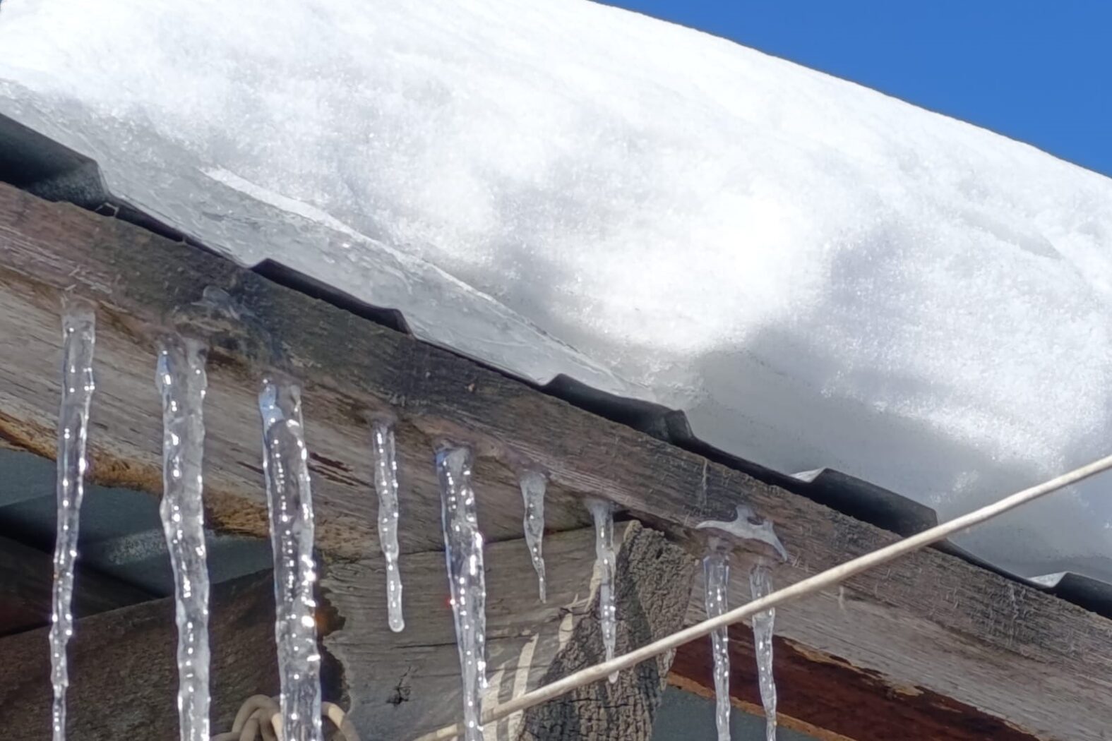 В Новосибирске дроны выявили 230 опасных сосулек на крышах