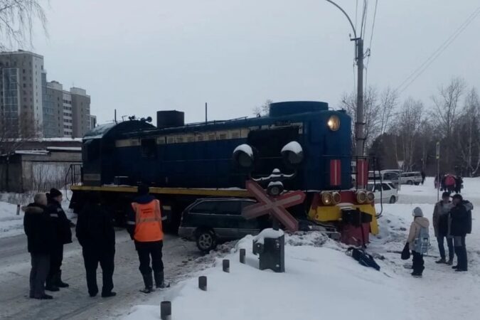 В Новосибирске автомобиль столкнулся с тепловозом