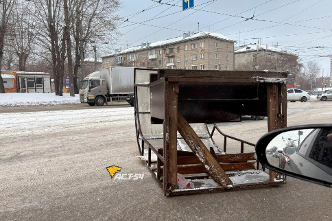 В Новосибирске ураган сносит крыши и балконы зданий