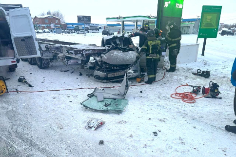 Два человека погибли в жестком ДТП с фурой под Новосибирском
