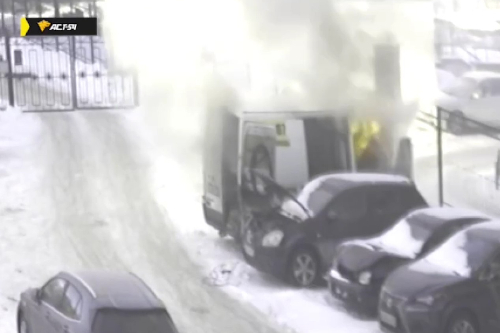 Новосибирец попытался «прикурить» машину и спалил соседний автомобиль